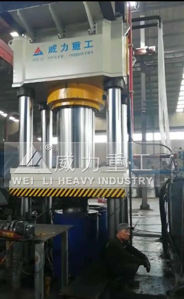 石墨坩埚成型1600吨液压机