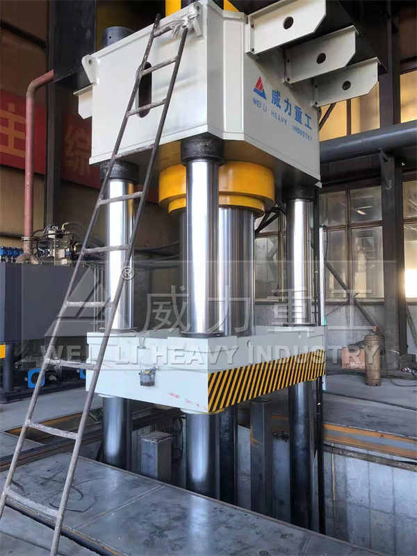 1500吨双工位液压机是怎么模压石墨坩埚生产的